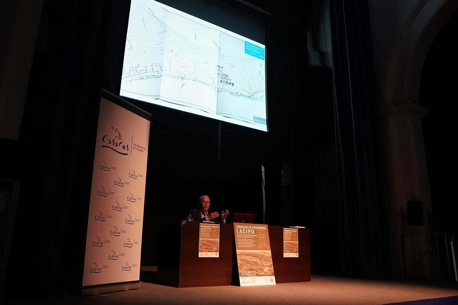 Pedro Rodríguez Oliva durante su ponencia en las X Jornadas de Patrimonio de Casares, dedicadas a la ciudad romana de Lacipo